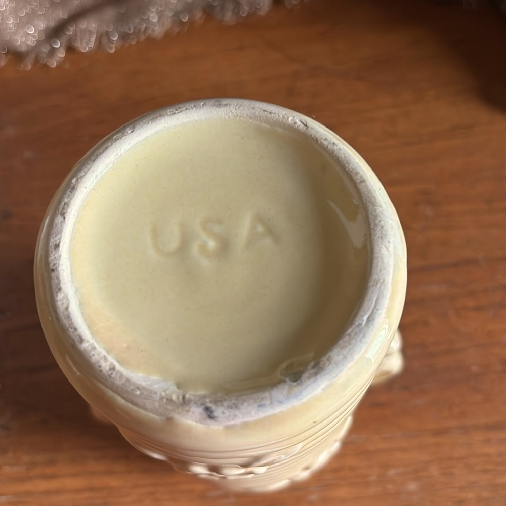 Vintage USA pale yellow beehive & floral 7” pottery vase with scroll handles - Picture 6 of 11